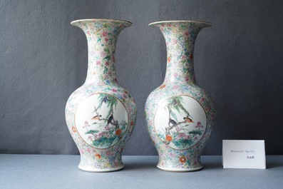 Une paire de vase en porcelaine de Chine famille rose &agrave; d&eacute;cor 'millefleurs', marque de Qianlong, R&eacute;publique