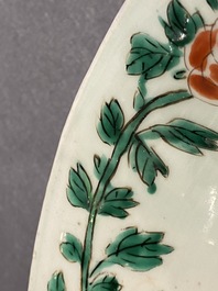 Une paire de grands vases de forme 'gu' en porcelaine de Chine wucai, &eacute;poque Transition