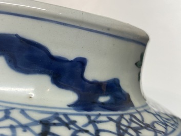 Un vase couvert en porcelaine de Chine wucai, &eacute;poque Transition