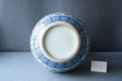 A large Chinese blue and white double gourd vase with floral scrolls, 19/20th C.