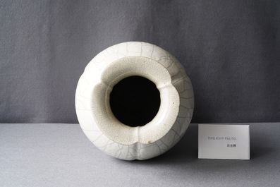 Un vase trilob&eacute; en porcelaine de Chine de type ge, marque de Yongzheng, 19&egrave;me