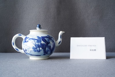 Een Chinese blauw-witte theepot met landschapsdecor, Kangxi