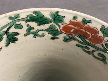 Une paire de grands vases de forme 'gu' en porcelaine de Chine wucai, &eacute;poque Transition