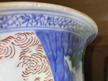 Une paire de grands vases de forme 'gu' en porcelaine de Chine wucai, &eacute;poque Transition