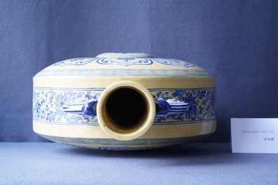 Een Chinese blauw-witte 'Bajixiang' moon flask vaas met gele fondkleur, Yongzheng merk, 19/20e eeuw