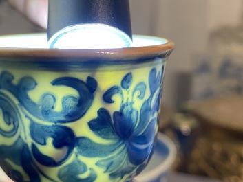 Een Chinese blauw-witte hookah-basis met eekhoorns en druivenranken, Kangxi