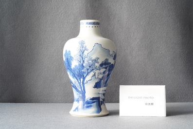 Een Chinese blauw-witte meiping vaas met figuren in een landschap, Kangxi