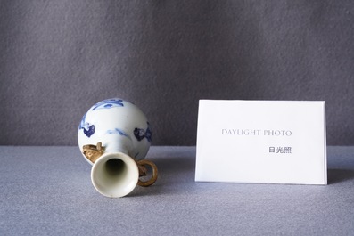 Een Chinese blauw-witte vaas met vergulde olifantenoren, Kangxi