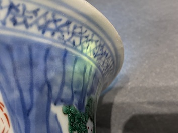 Une paire de grands vases de forme 'gu' en porcelaine de Chine wucai, &eacute;poque Transition