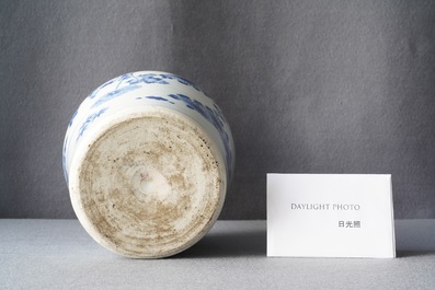 Un vase de forme bouteille en porcelaine de Chine en bleu et blanc, &eacute;poque Transition