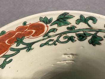 Une paire de grands vases de forme 'gu' en porcelaine de Chine wucai, &eacute;poque Transition