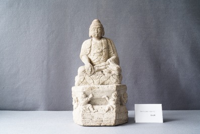 Un groupe en pierre sculpt&eacute;e figurant Bouddha sur un tr&ocirc;ne, Wei ou apr&egrave;s