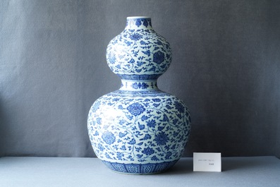 Un grand vase de forme double gourde en porcelaine de Chine en bleu et blanc, 19/20&egrave;me