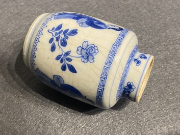 Deux petits vases couverts en porcelaine de Chine en bleu et blanc &agrave; d&eacute;cor de longues dames, Kangxi