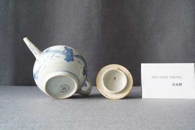 Een Chinese blauw-witte 'Xi Xiang Ji' theepot met deksel, Kangxi/Yongzheng