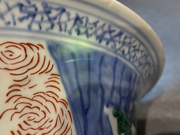 Une paire de grands vases de forme 'gu' en porcelaine de Chine wucai, &eacute;poque Transition