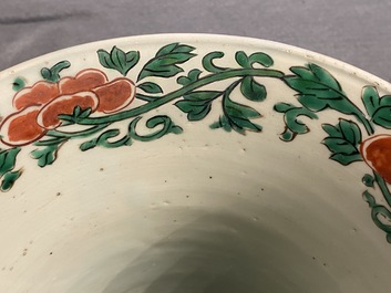 Une paire de grands vases de forme 'gu' en porcelaine de Chine wucai, &eacute;poque Transition