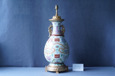 Een Chinese famille rose vaas met trigrammen op verguld bronzen lampvoet, Yongzheng merk, Republiek
