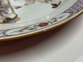 Une assiette en porcelaine de Chine famille rose au dos rouge de rubis, Yongzheng