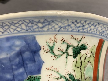 Une paire de grands vases de forme 'gu' en porcelaine de Chine wucai, &eacute;poque Transition