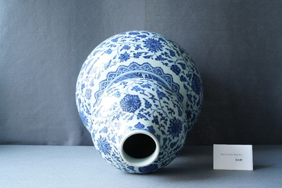A large Chinese blue and white double gourd vase with floral scrolls, 19/20th C.