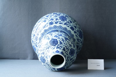 Un grand vase de forme double gourde en porcelaine de Chine en bleu et blanc, 19/20&egrave;me