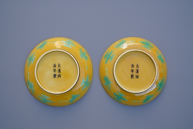 Een paar Chinese bordjes met draken in groen en aubergine op gele fondkleur, Tongzhi merk en periode