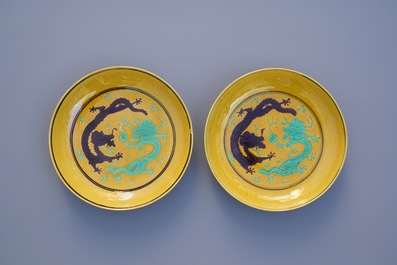Een paar Chinese bordjes met draken in groen en aubergine op gele fondkleur, Tongzhi merk en periode