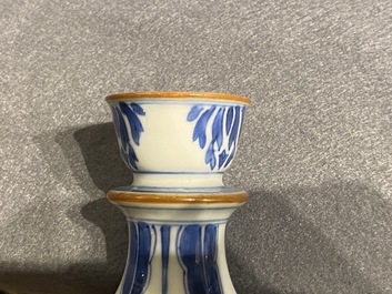 Une base de narguil&eacute; en porcelaine de Chine en bleu et blanc, Kangxi