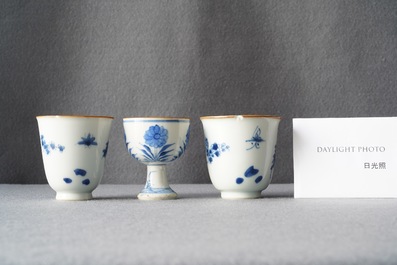 Deux tasses &agrave; vin et un bol sur piedouche en porcelaine de Chine en bleu et blanc, &eacute;poque Transition