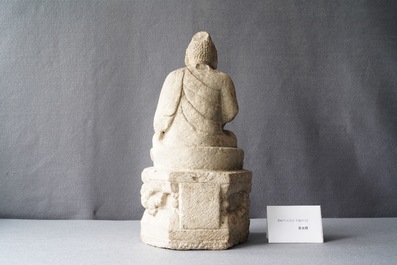 Un groupe en pierre sculpt&eacute;e figurant Bouddha sur un tr&ocirc;ne, Wei ou apr&egrave;s