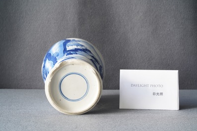 Un vase de forme meiping en porcelaine de Chine en bleu et blanc, Kangxi