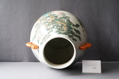 Un vase de forme hu en porcelaine de Chine famille rose, marque de Qianlong, 20&egrave;me