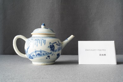 Een Chinese blauw-witte 'Xi Xiang Ji' theepot met deksel, Kangxi/Yongzheng