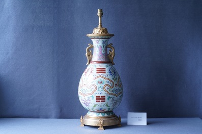 Een Chinese famille rose vaas met trigrammen op verguld bronzen lampvoet, Yongzheng merk, Republiek