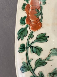 Une paire de grands vases de forme 'gu' en porcelaine de Chine wucai, &eacute;poque Transition