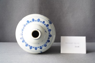 Un vase de forme bouteille en porcelaine de Chine en bleu et blanc, &eacute;poque Transition