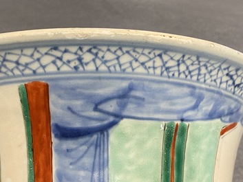 Une paire de grands vases de forme 'gu' en porcelaine de Chine wucai, &eacute;poque Transition