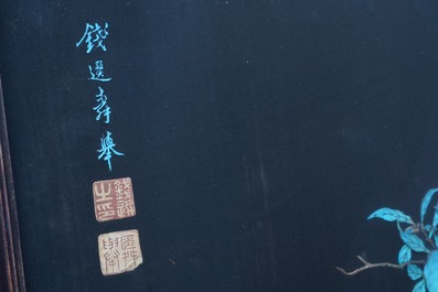 Een Chinees paneel in zwarte zijde met een collage uit ijsvogelveren van een vogel bij granaatappels, 18/19e eeuw