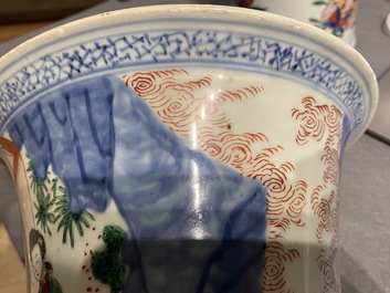 Une paire de grands vases de forme 'gu' en porcelaine de Chine wucai, &eacute;poque Transition