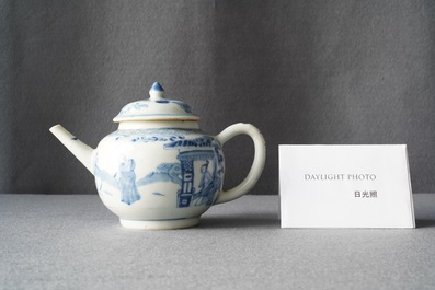 Een Chinese blauw-witte 'Xi Xiang Ji' theepot met deksel, Kangxi/Yongzheng