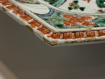 Trois plats de forme octagonale en porcelaine de Chine famille verte, Kangxi