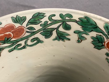 Une paire de grands vases de forme 'gu' en porcelaine de Chine wucai, &eacute;poque Transition