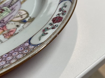 Une assiette en porcelaine de Chine famille rose au dos rouge de rubis, Yongzheng