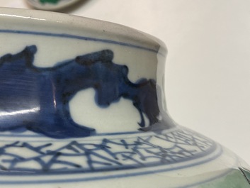 Un vase couvert en porcelaine de Chine wucai, &eacute;poque Transition