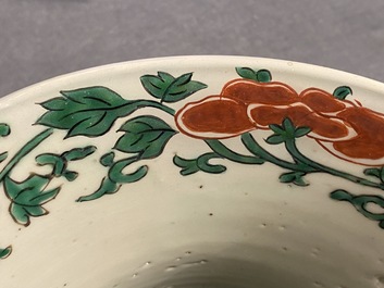 Une paire de grands vases de forme 'gu' en porcelaine de Chine wucai, &eacute;poque Transition