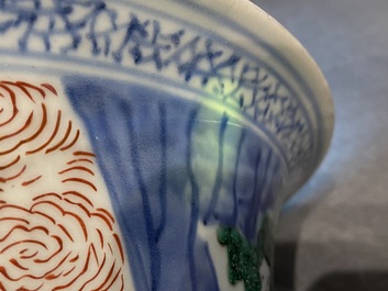 Une paire de grands vases de forme 'gu' en porcelaine de Chine wucai, &eacute;poque Transition