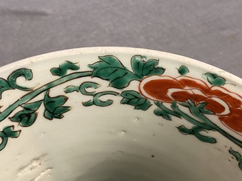 Une paire de grands vases de forme 'gu' en porcelaine de Chine wucai, &eacute;poque Transition