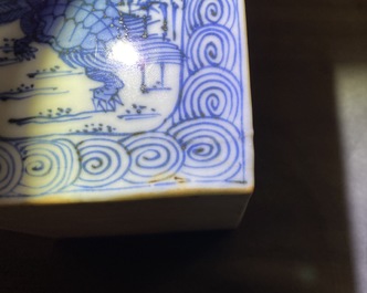 Une bouteille de forme carr&eacute;e en porcelaine d'Arita en bleu et blanc, Japon, Edo, 17/18&egrave;me