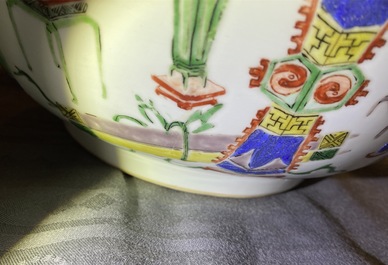Un grand bol en porcelaine de Chine famille verte &agrave; d&eacute;cor d'antiquit&eacute;s, Kangxi